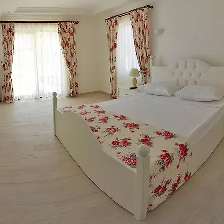 Отель Yarimada Tatil Evi 3*